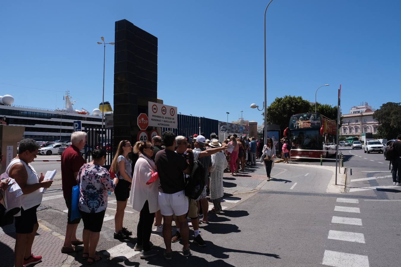 Fotos: Cinco cruceros y más de 9.000 pasajeros en una gran jornada en el Puerto de Cádiz