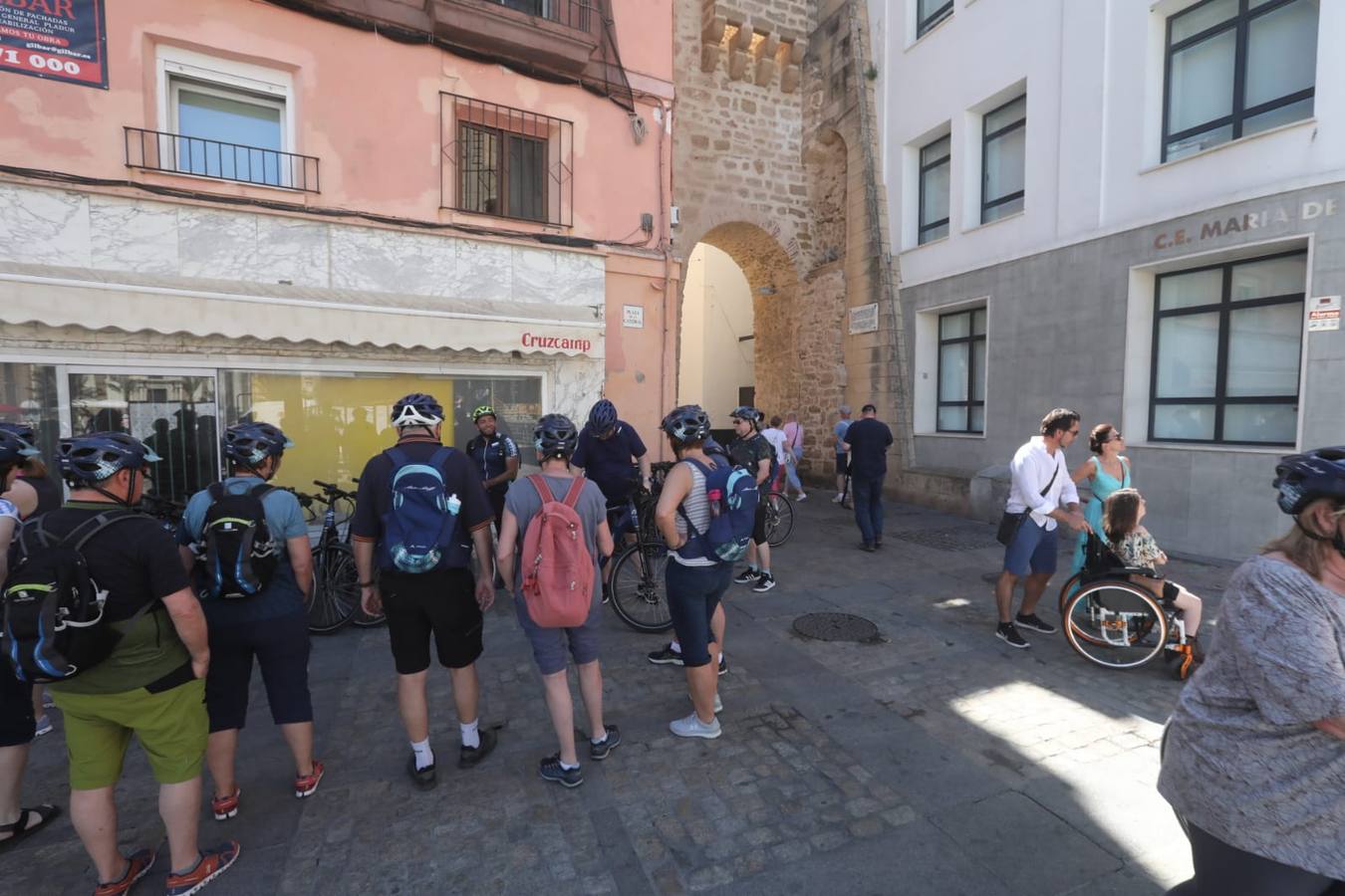 Fotos: Cinco cruceros y más de 9.000 pasajeros en una gran jornada en el Puerto de Cádiz