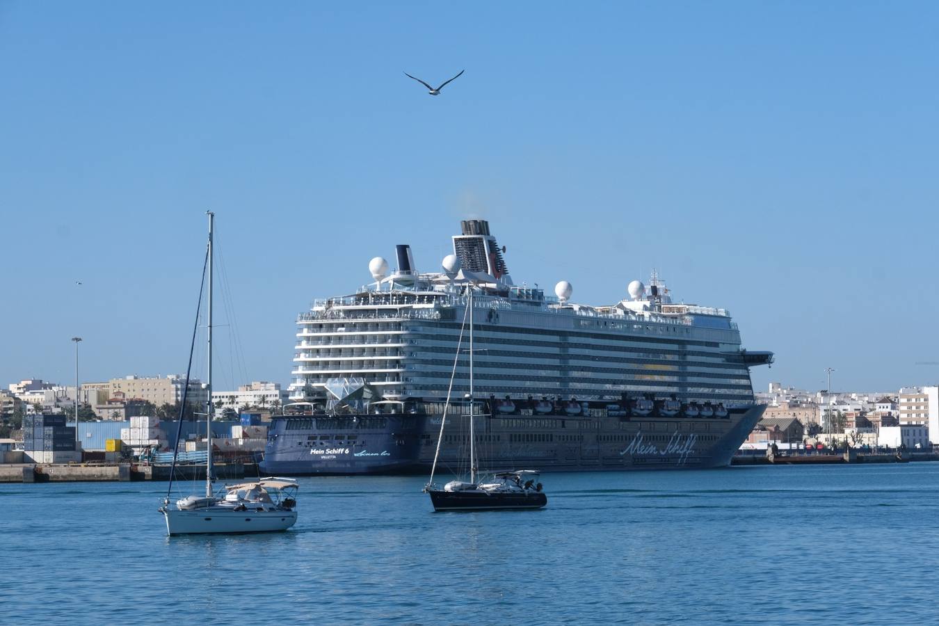 Fotos: Cinco cruceros y más de 9.000 pasajeros en una gran jornada en el Puerto de Cádiz