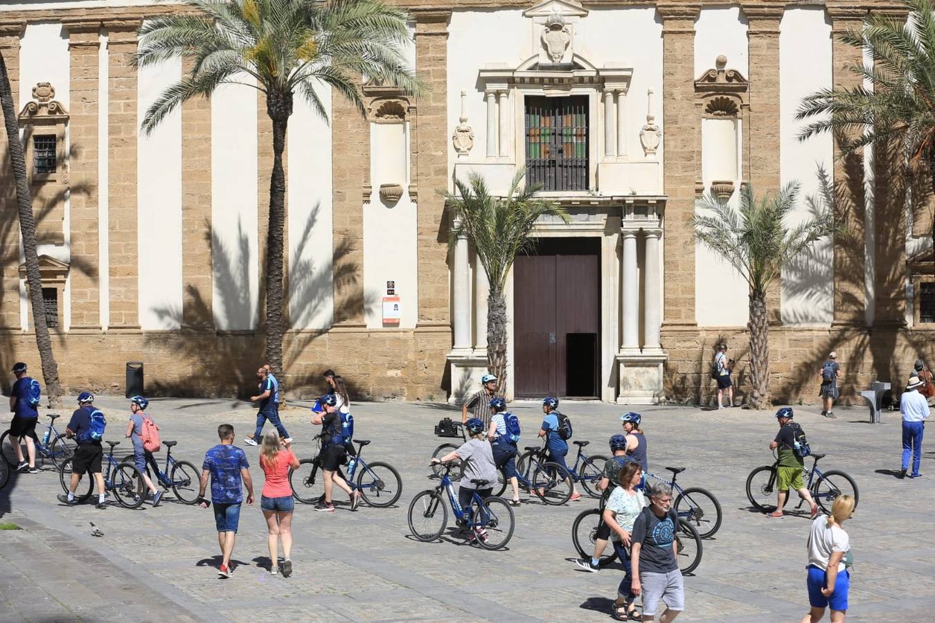 Fotos: Cinco cruceros y más de 9.000 pasajeros en una gran jornada en el Puerto de Cádiz