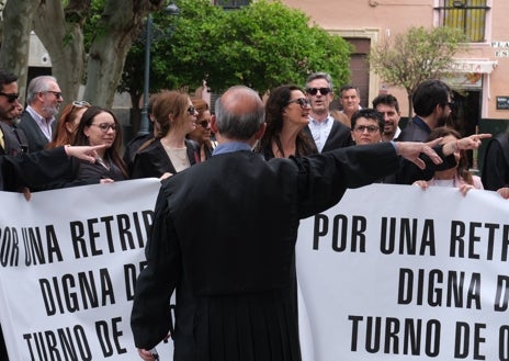 Imagen secundaria 1 - El turno de oficio se echa a la calle en Cádiz: «Nosotros ni nos podemos poner en huelga»