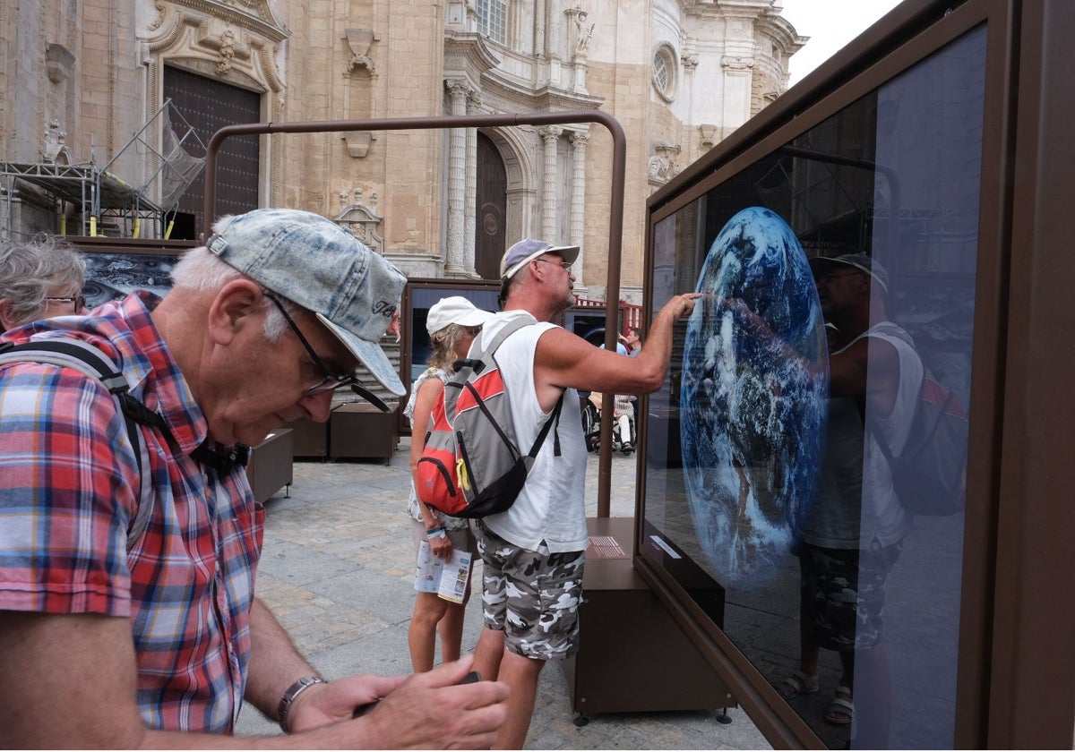 Exposición 'Otros mundos' de Michael Benson en la Plaza de la Catedral de Cádiz.