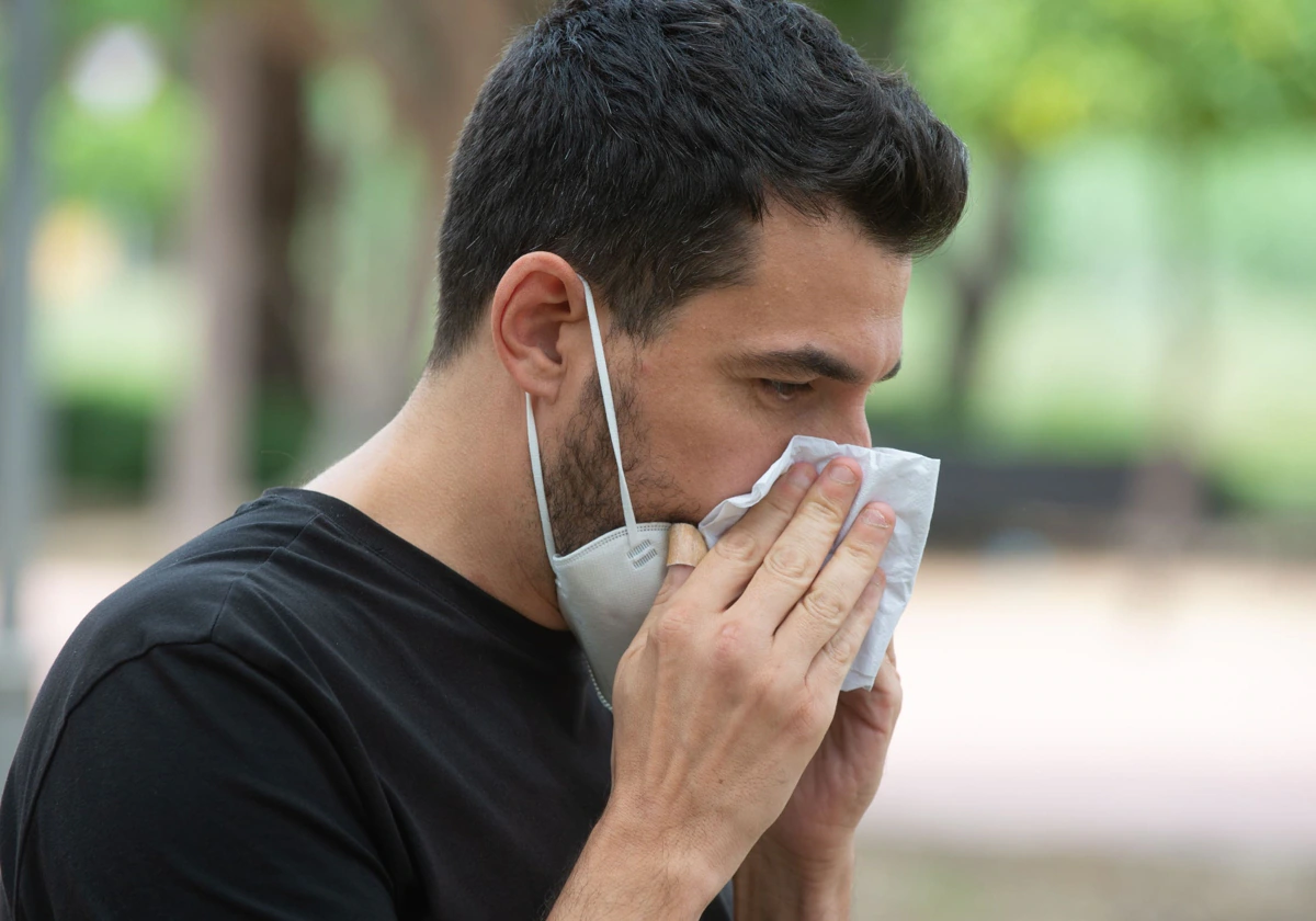 Los doctores siguen recomendando usar mascarillas a las personas alérgicas para evitar los efectos del polen en la salud.