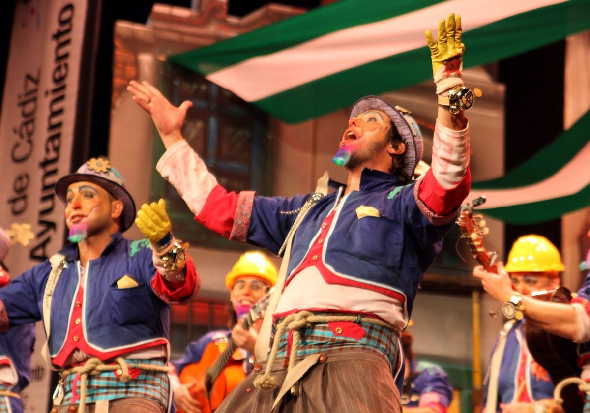 Comparsa cantando en el Gran Teatro Falla.