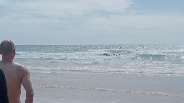 Los cinco bañistas no podían salir del agua.