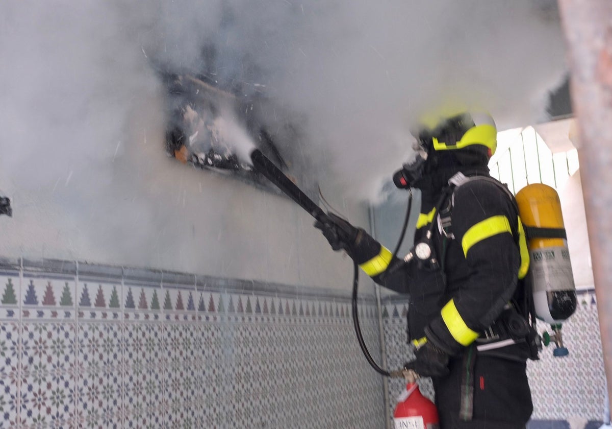 Los bomberos actúan en el incendio de la calle San Juan Bautista.