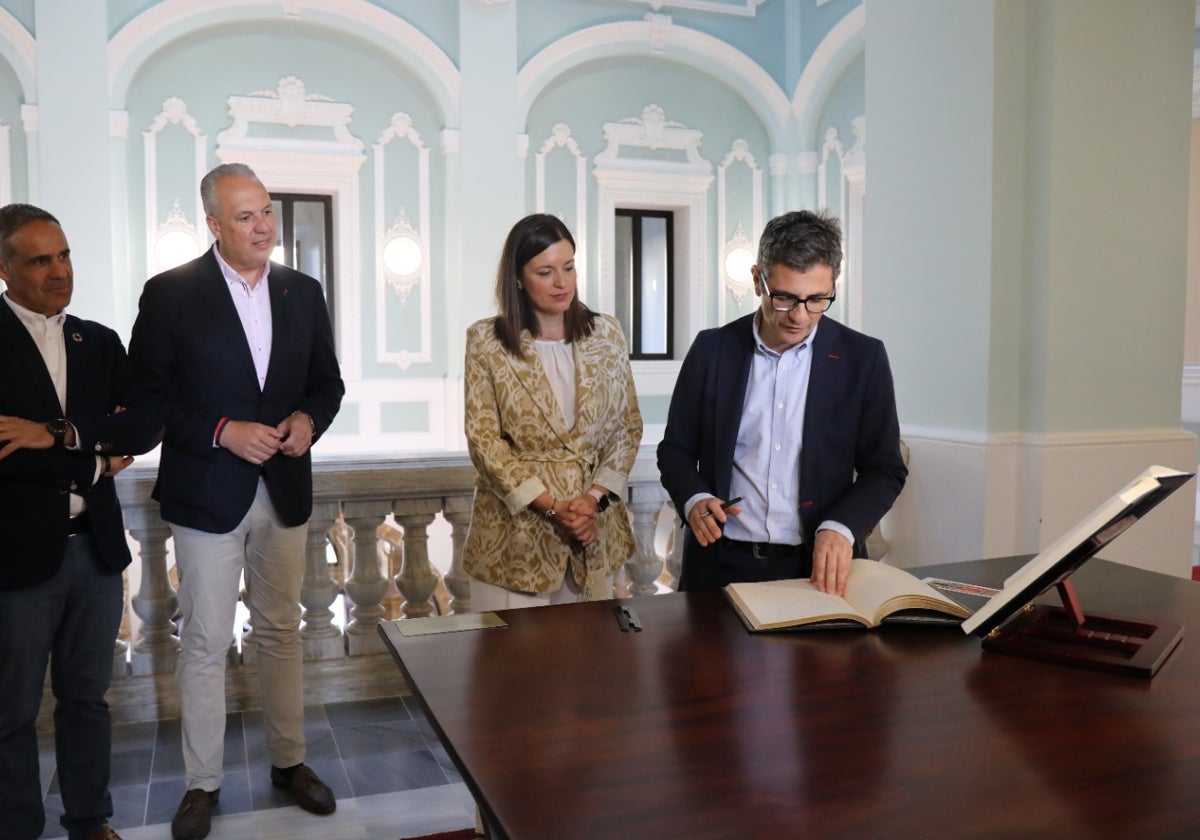 El ministro Bolaños firma en el libro de honor del Ayuntamiento de San Fernando