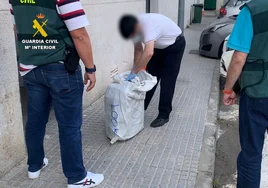 Vídeo: Intervenidos casi 800 kilos de cocaína cuando iban a ser introducidos por las costas de Barbate en una narcolancha