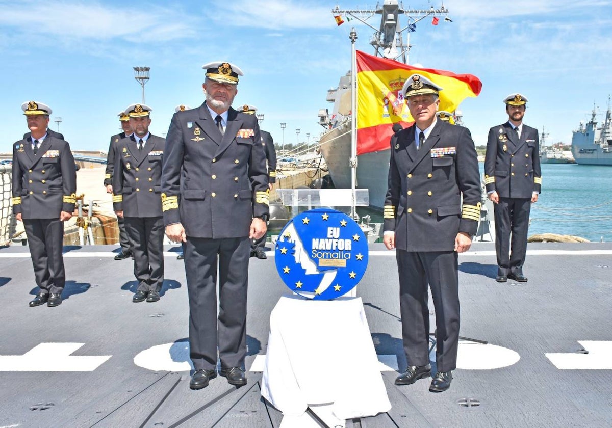 El vicealmirante Núñez (izquierda) y el capitán de navío Carrara (derecha) durante la ceremonia de entrega del roel.