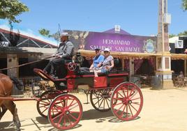 La tradición española de los coches de caballos se mantiene en la Feria de Jerez gracias a los turistas
