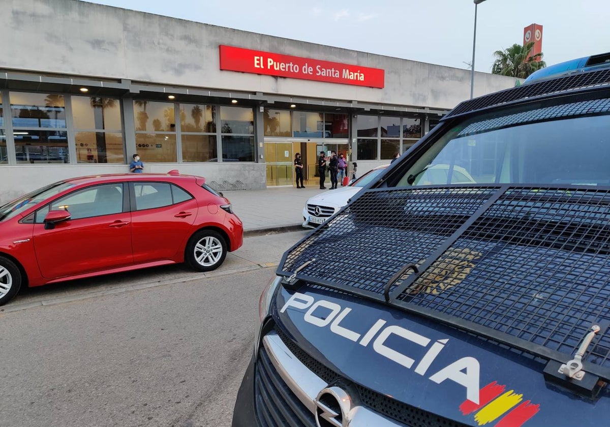 Policía en la estación de El Puerto.