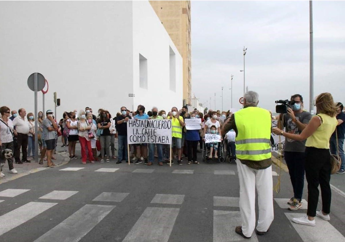 Una de las manifestaciones convocadas por los vecinos en señal de protesta por la peatonalización de la calle.