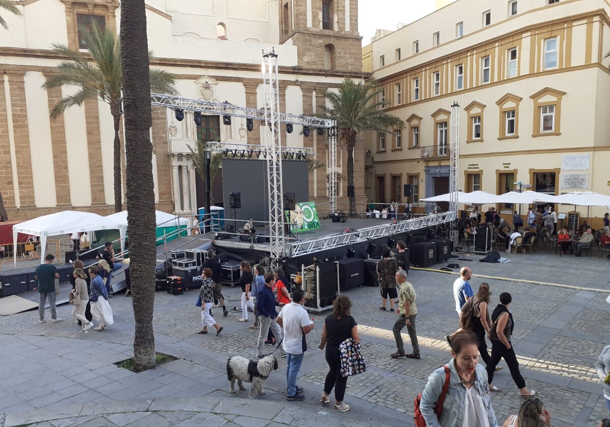 El escenario sin ningún espectáculo en la plaza de la Catedral.