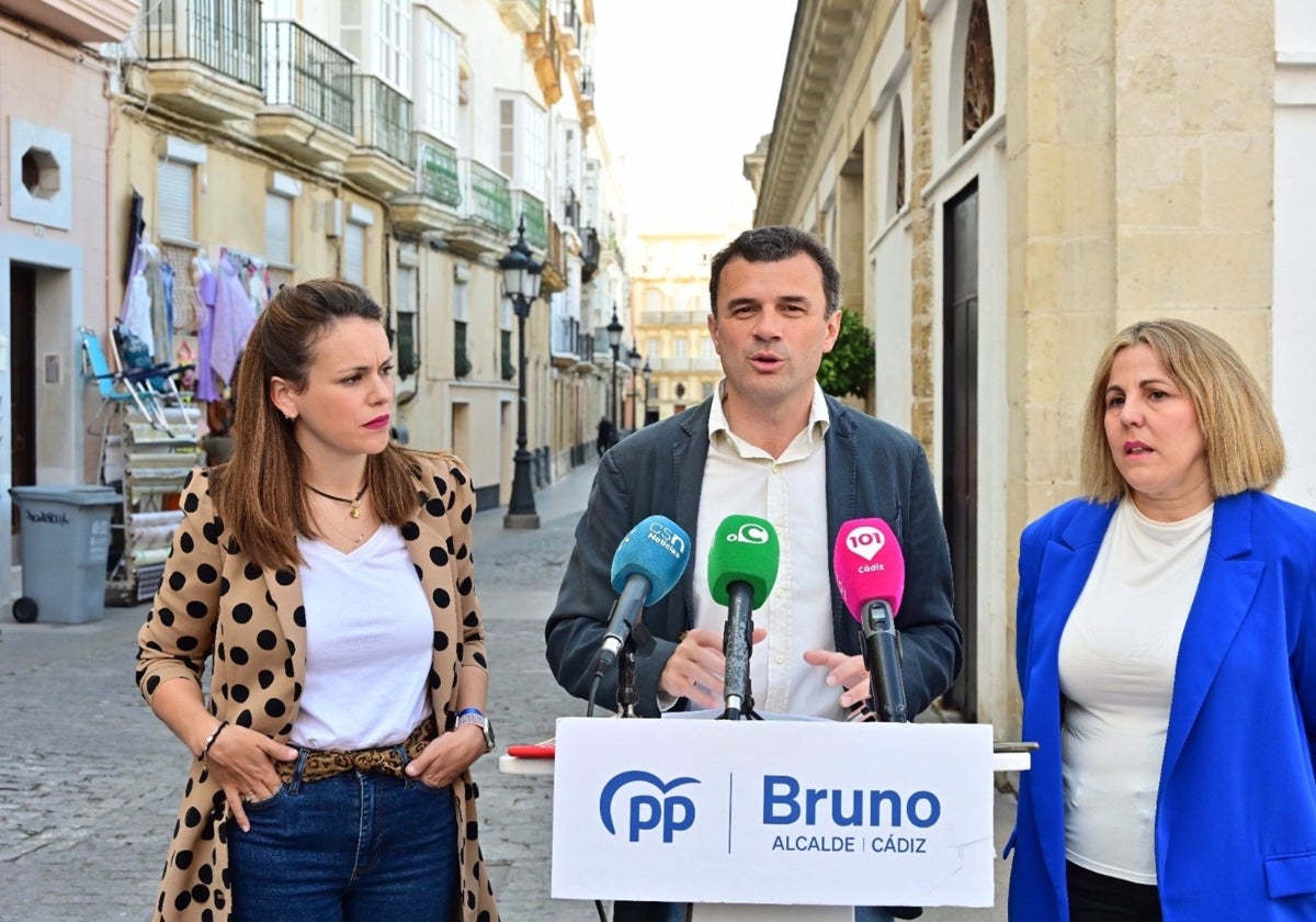 Bruno García presentando su plan para el comercio.