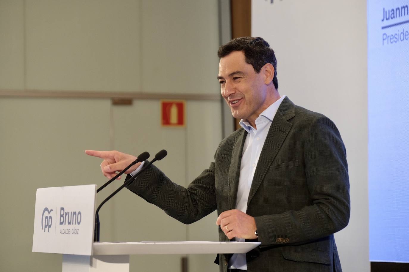 Fotos: las imágenes de la visita de Juanma Moreno a Cádiz par apoyar a Bruno