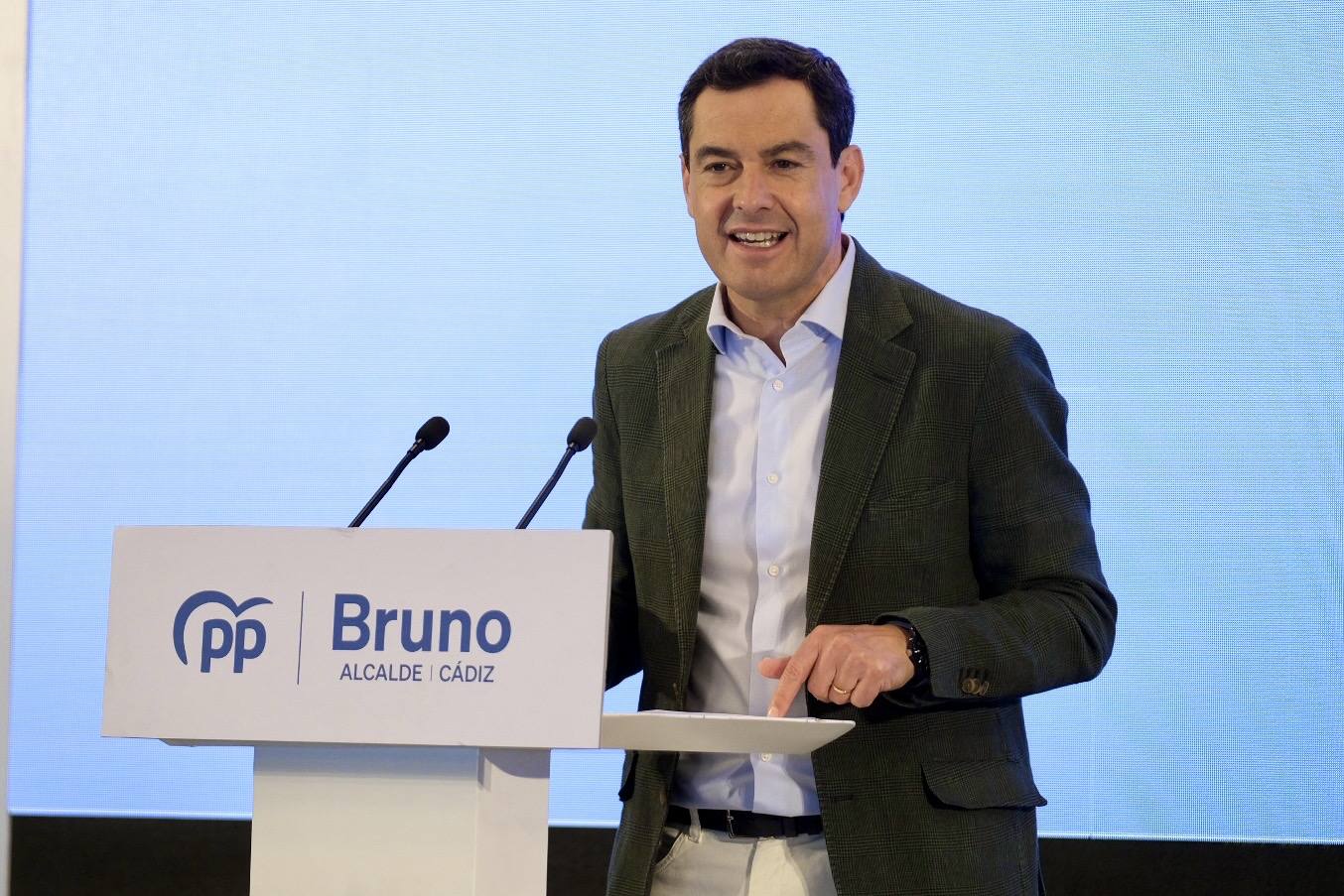 Fotos: las imágenes de la visita de Juanma Moreno a Cádiz par apoyar a Bruno