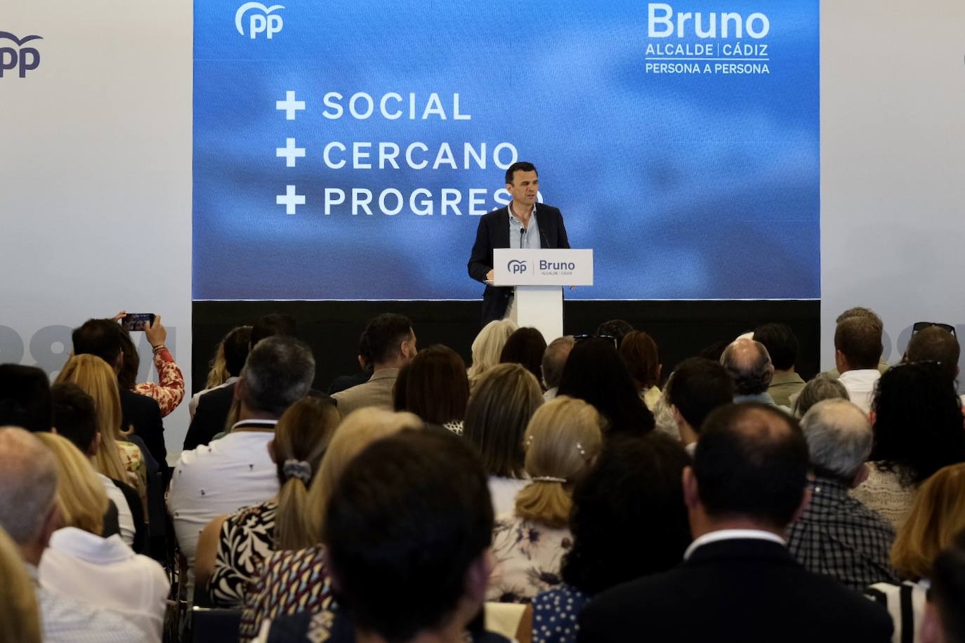 Fotos: las imágenes de la visita de Juanma Moreno a Cádiz par apoyar a Bruno