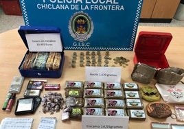 Pillado en Chiclana con hachís, cocaína y más de 30.000 euros en una mochila