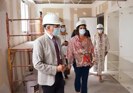 García supervisa las obras en ejecución de la planta de Cuidados Paliativos del Hospital de Puerto Real