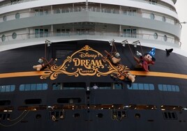 Un  crucero de la factoría Disney hace escala por primera vez en el puerto de Cádiz
