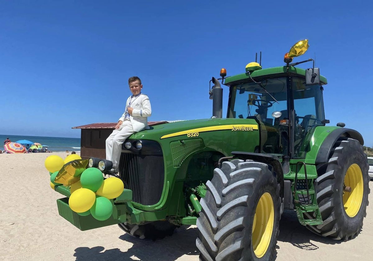 Raúl llega a su Primera Comunión en el tractor: era su gran ilusión