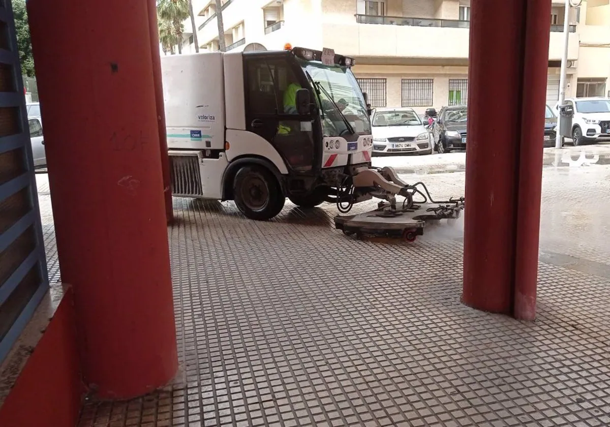Vehículo de limpieza viaria del Ayuntamiento de Cádiz.