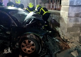 Muere al estrellarse con su coche en el muro de las Bodegas Caballero en El Puerto tras saltarse un control policial