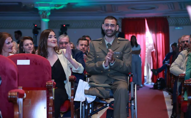 Rafael, junto a su novia y su madre, en la entrega de los premios Sabino Fernández Campo.