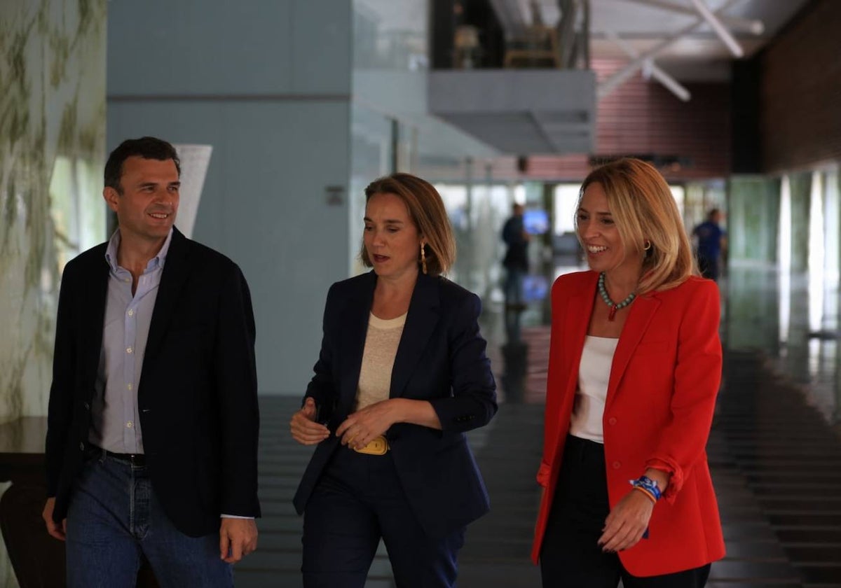 Cuca Gamarra, en el Parador Hotel Atlántico junto a Bruno García y Almudena Martínez del Junco.