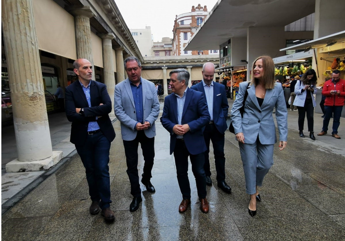 Óscar Torres, junto a Juan Espadas, en el Mercado central de Cádiz.