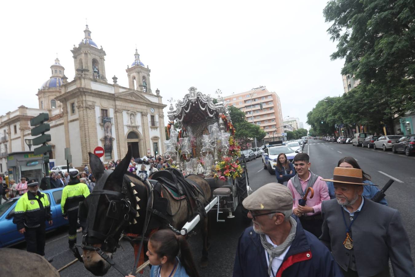 Fotos: La hermandad del Rocío de Cádiz, a su salida de la iglesia de San José