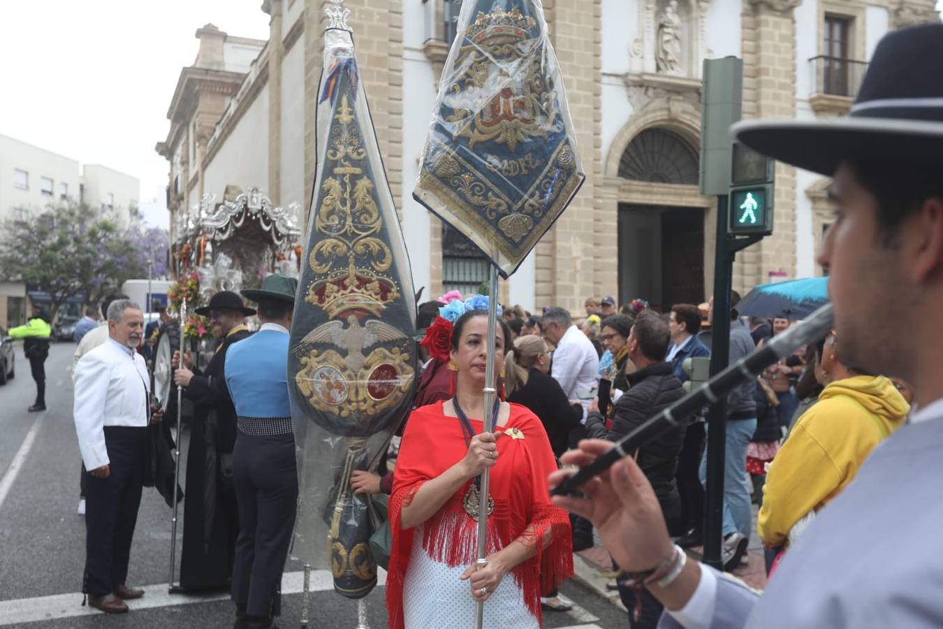 Fotos: La hermandad del Rocío de Cádiz, a su salida de la iglesia de San José