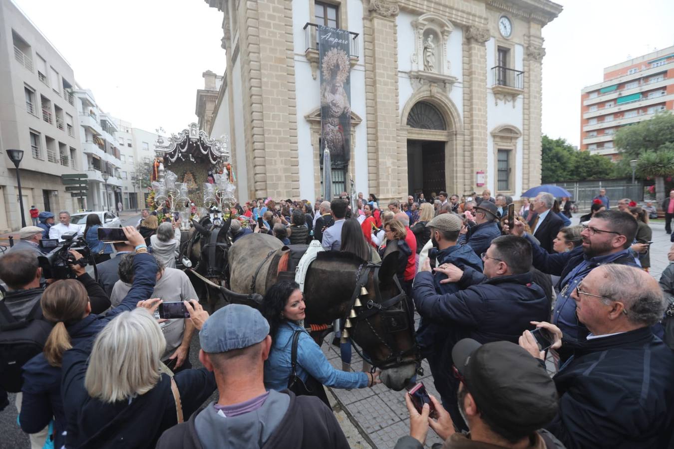 Fotos: La hermandad del Rocío de Cádiz, a su salida de la iglesia de San José