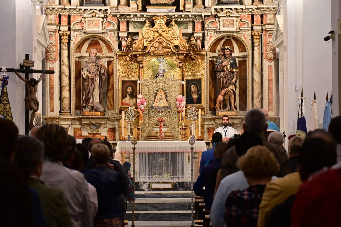 Fotos: La hermandad del Rocío de Cádiz, a su salida de la iglesia de San José