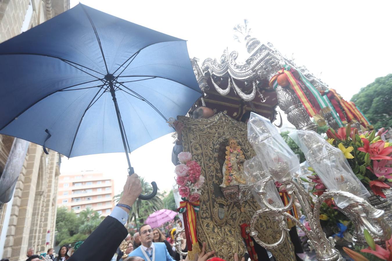 Fotos: La hermandad del Rocío de Cádiz, a su salida de la iglesia de San José