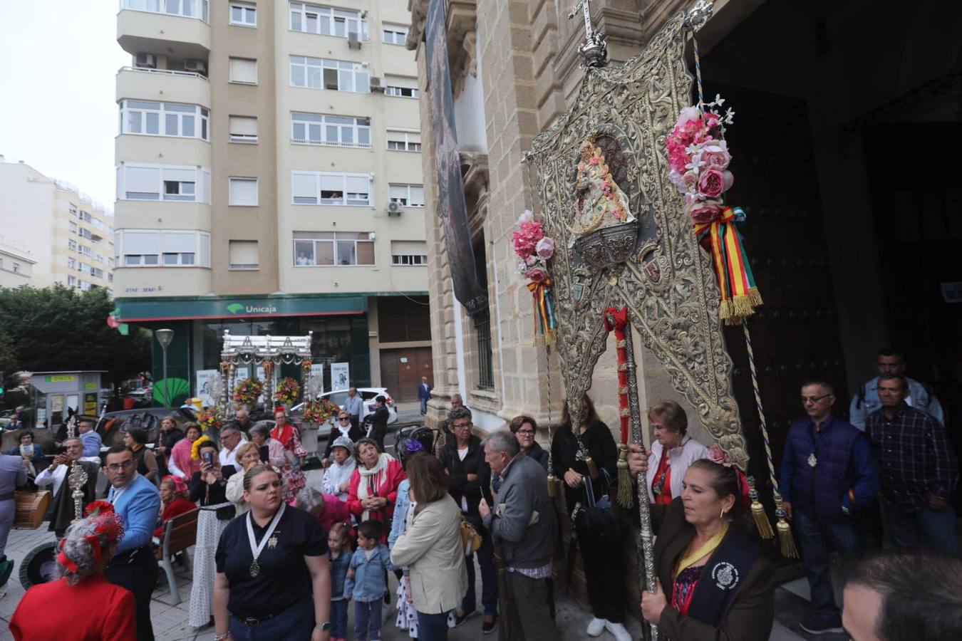 Fotos: La hermandad del Rocío de Cádiz, a su salida de la iglesia de San José