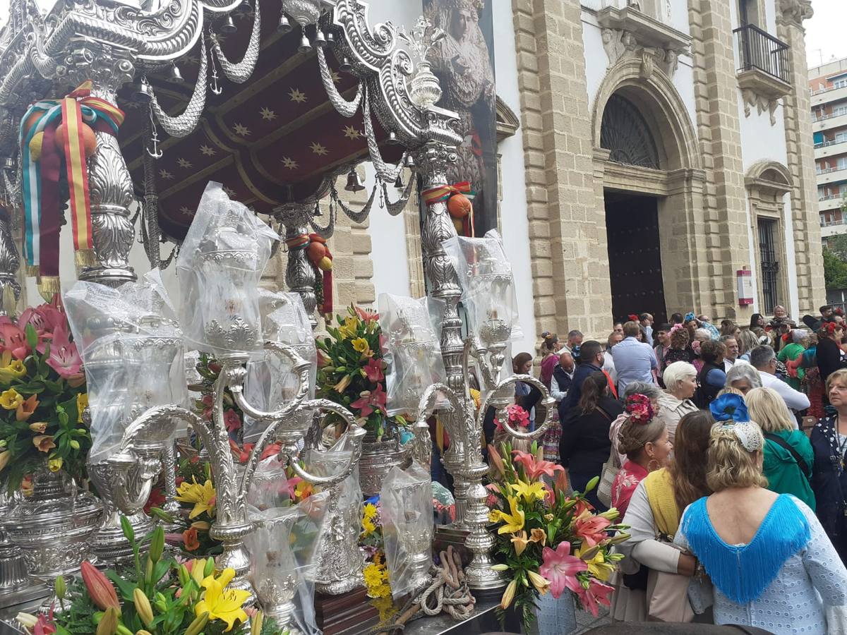 Fotos: La hermandad del Rocío de Cádiz, a su salida de la iglesia de San José