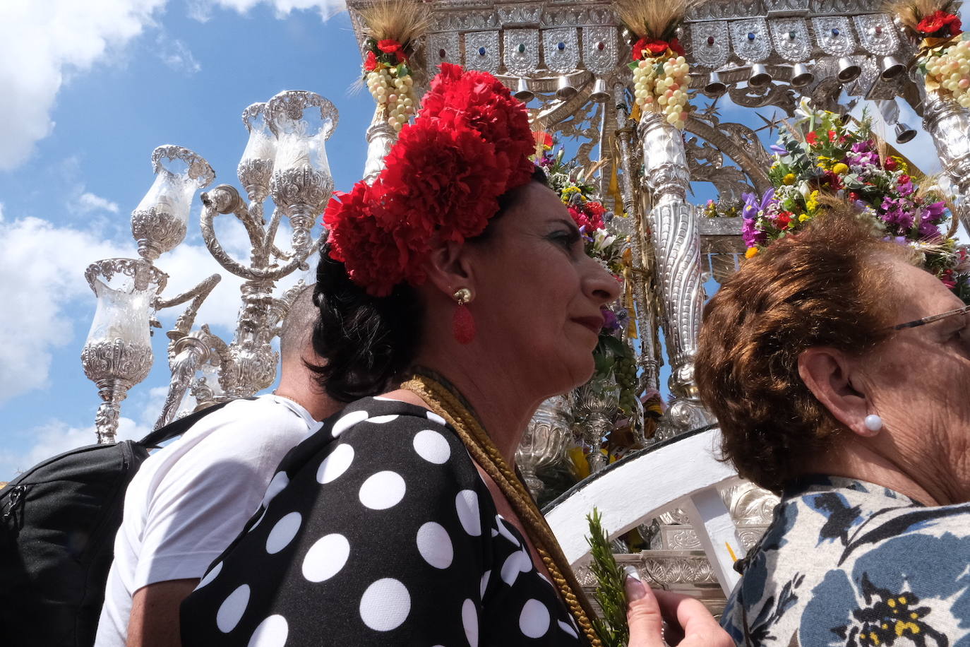 Las hermandades del Rocío embarcan desde Sanlúcar acompañadas por Juanma Moreno