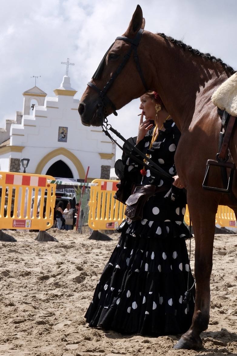 Las hermandades del Rocío embarcan desde Sanlúcar acompañadas por Juanma Moreno