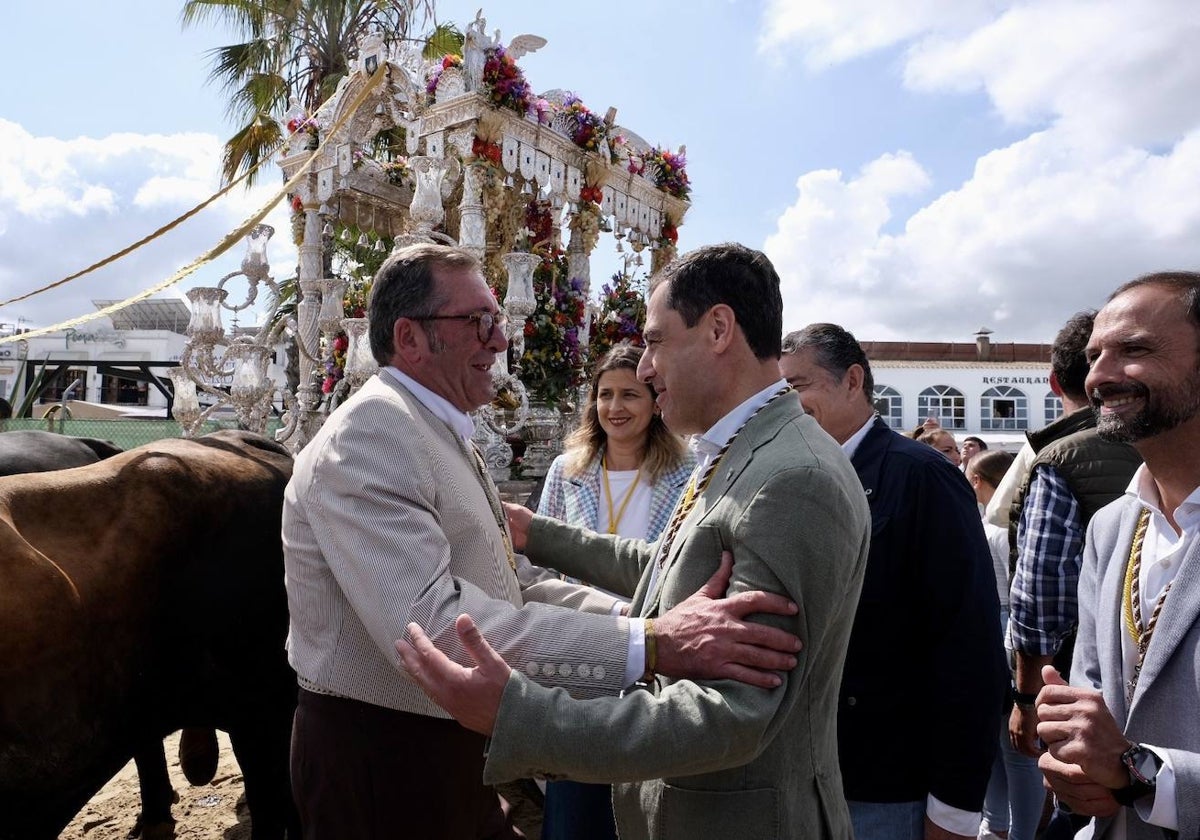 El presidente de la Junta ha estado en el embarque de las hermandades para cruzar el río camino del Rocío.