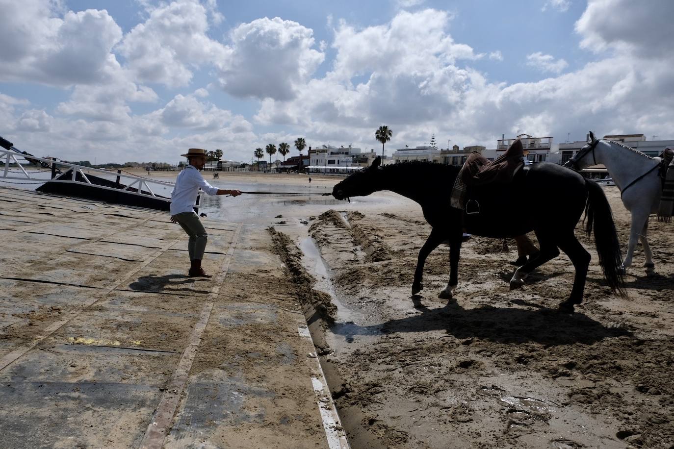 Las hermandades del Rocío embarcan desde Sanlúcar acompañadas por Juanma Moreno