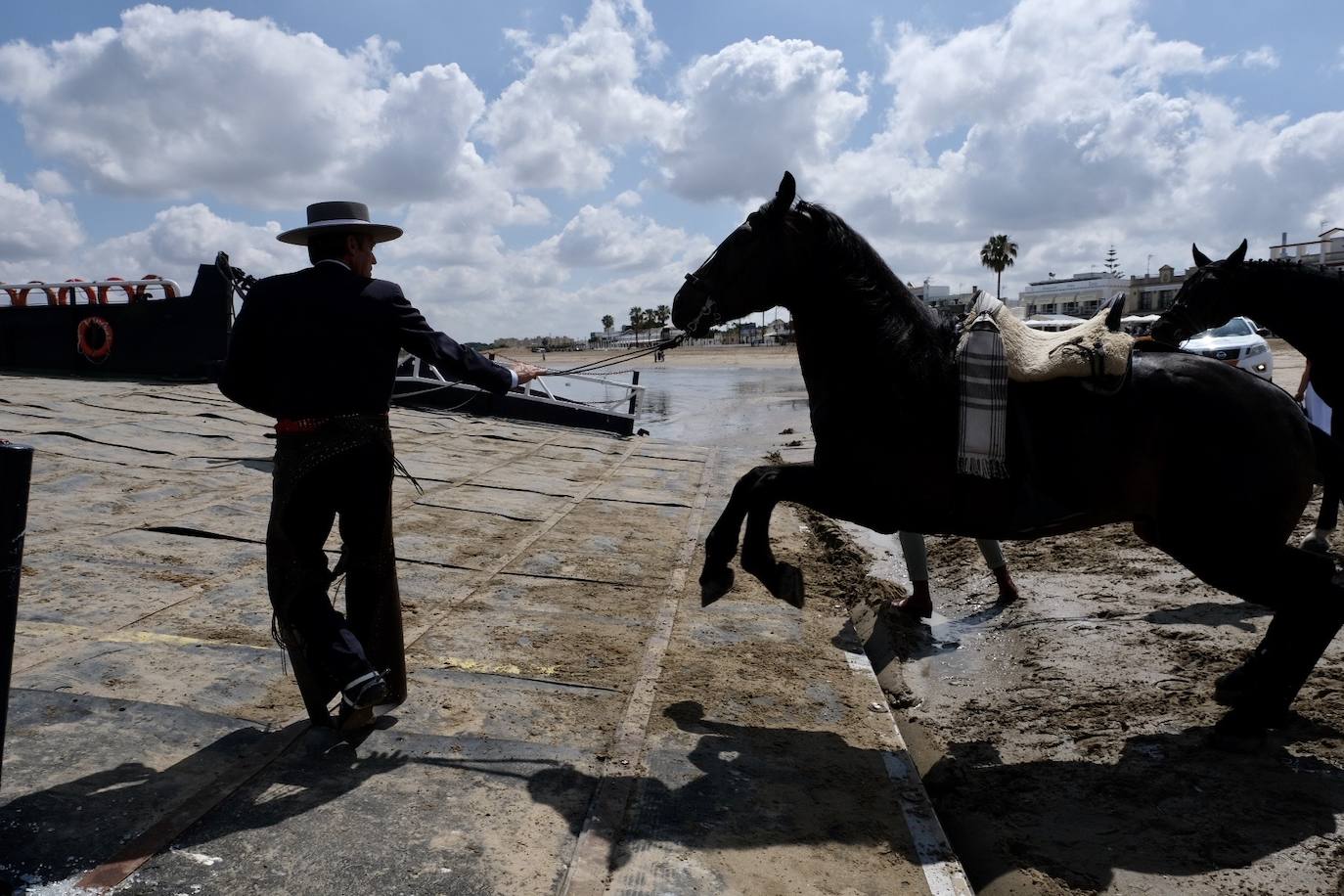 Las hermandades del Rocío embarcan desde Sanlúcar acompañadas por Juanma Moreno