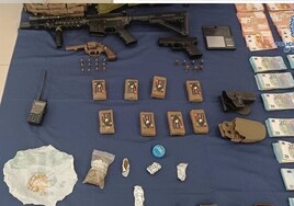 Incautan armas, ropa militar y 25 kilos de marihuana en una operación policial en Sanlúcar