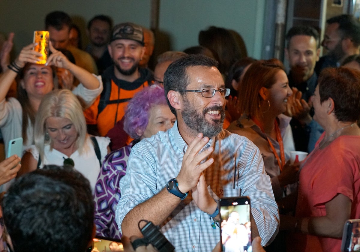 Juan Franco celebra la mayoría absoluta de La Línea 100x100 en el ayuntamiento linense.