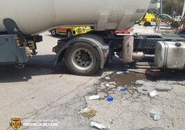 Rescatan a un motorista atrapado entre las ruedas de un camión  cargado con gasolina en La Línea