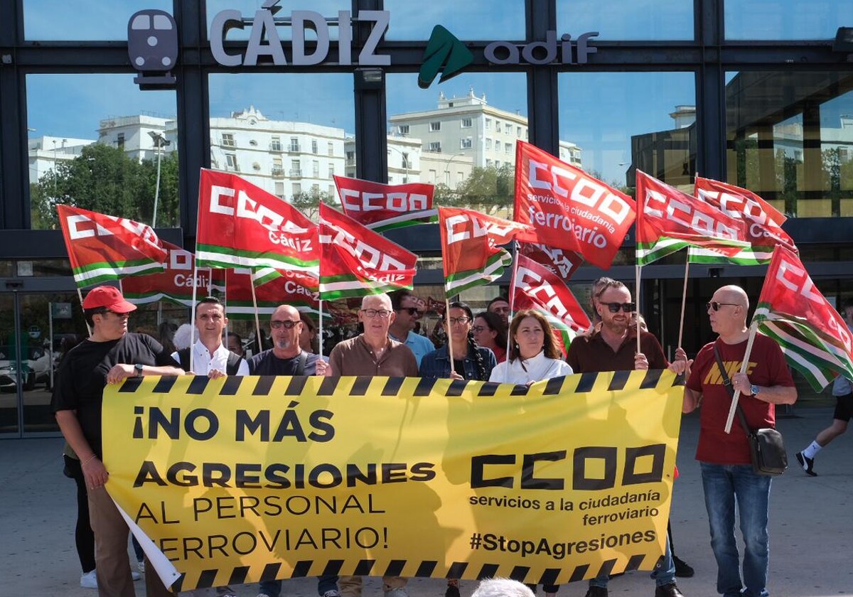 Los trabajadores de Renfe, durante la concentración celebrada en Cádiz.