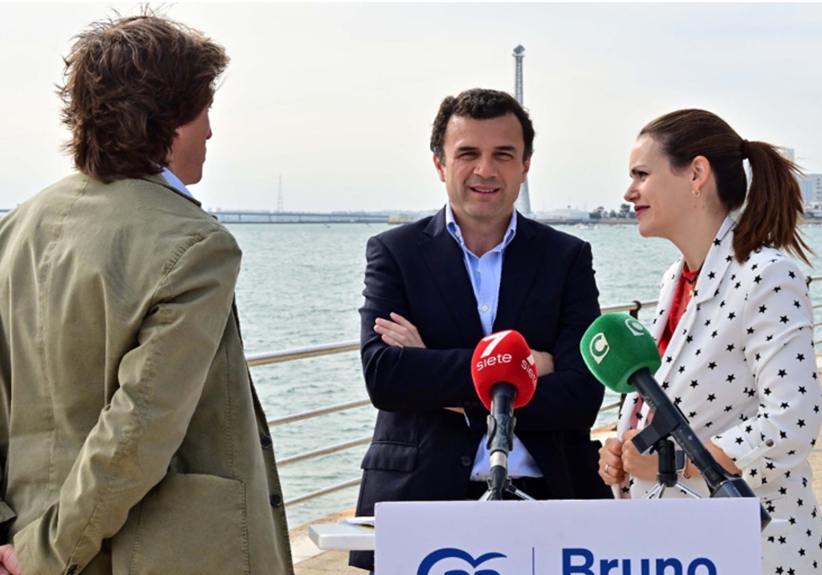 Bruno García, alcalde electo de Cádiz, junto a Pablo Otero y Beatriz Gandullo.