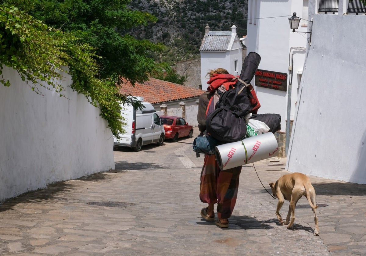 Matías, uno de los acampados con la Familia Arcoiris baja una de las calles de Benaocaz.