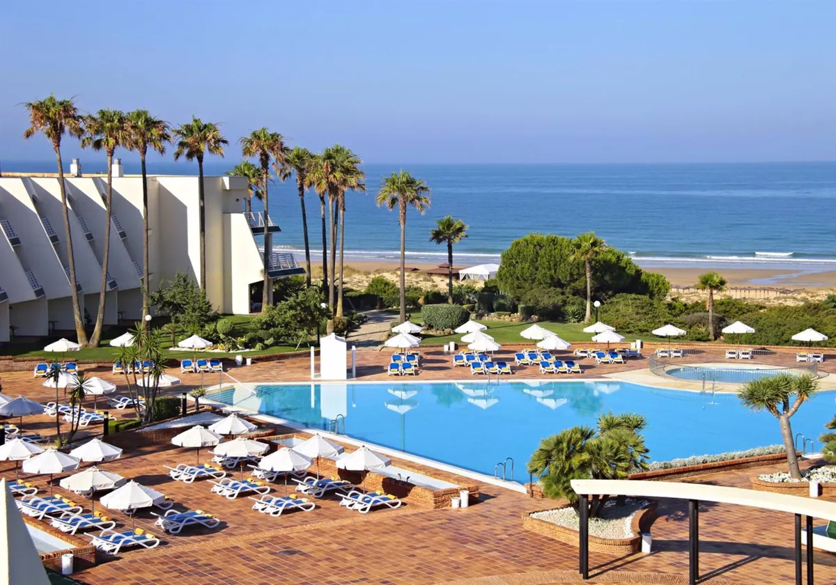 Los ingresos por habitación disponible en los hoteles de Cádiz subieron más de un 5% en abril