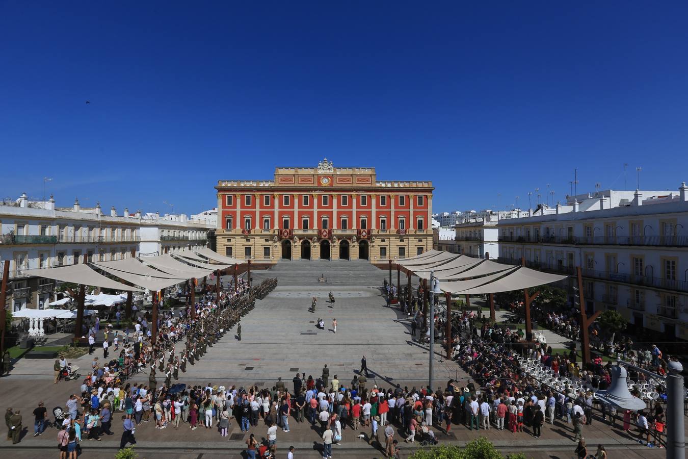 La jura de bandera civil cierra los actos por el Día de las Fuerzas Armadas en San Fernando